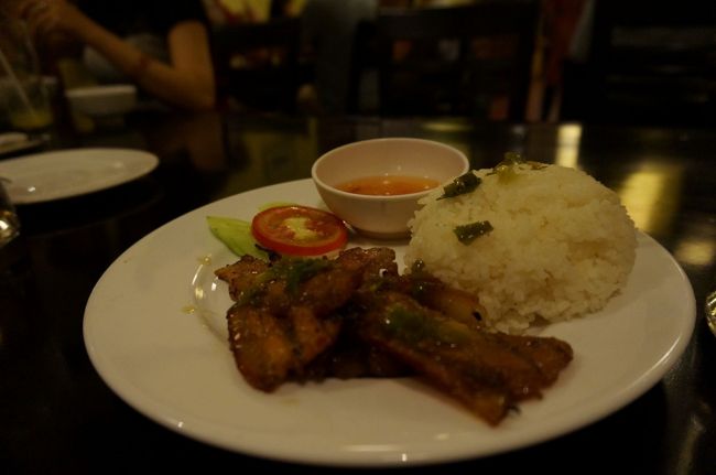 周りのテーブルをみて、美味しそうだなと思うものを「指さし」注文<br /><br />これは豚肉とごはん