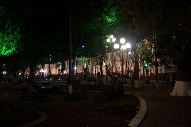 帰りは、ホアンキエム湖をの周りを歩いて帰ることにいた<br /><br />湖に着く・・・電飾されている