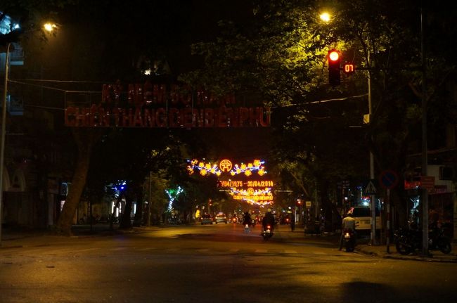 自分が食べたレストランの方を振り返ると、通りの上も電飾されていた<br /><br />なかなかきれいだ