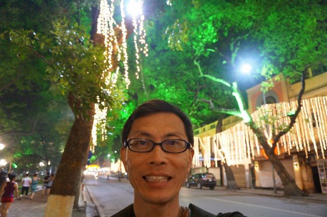 電飾を入れてパチリ<br /><br />明るさの補正が働き、なんだか昼間みたいに写ってしまった