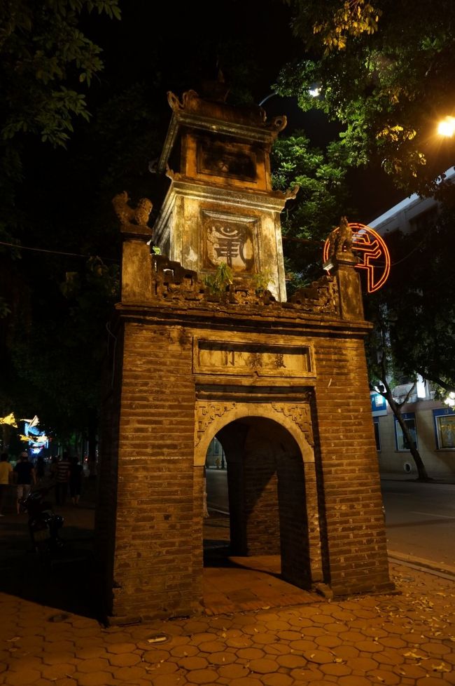 途中、門のようなものがあった