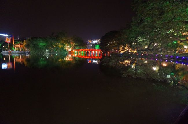 湖の中の島がライトアップされている