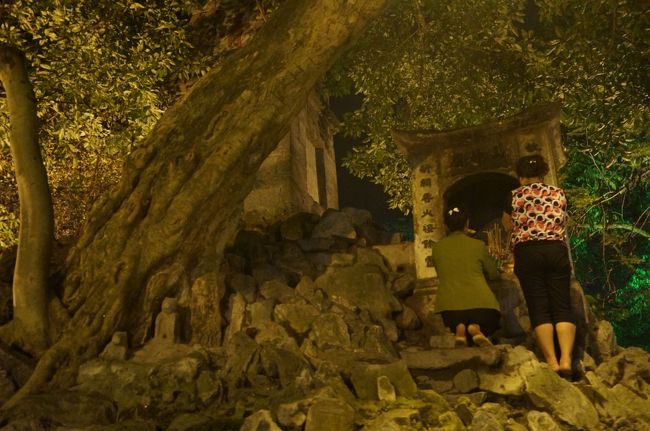 夜遅い時間だったけれど、熱心にお参りする人たちがいた