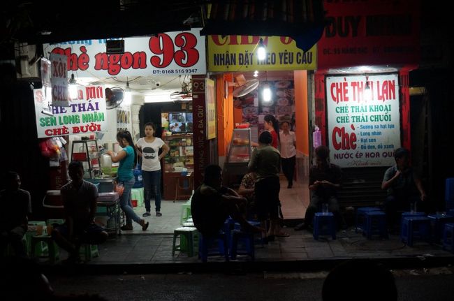 夜１０時を過ぎているのに、スウィーツのお店の前は、人が溢れていた<br /><br />残念、この日は美女に出会いませんでした（涙）<br /><br />＝＝その４に続きます＝＝