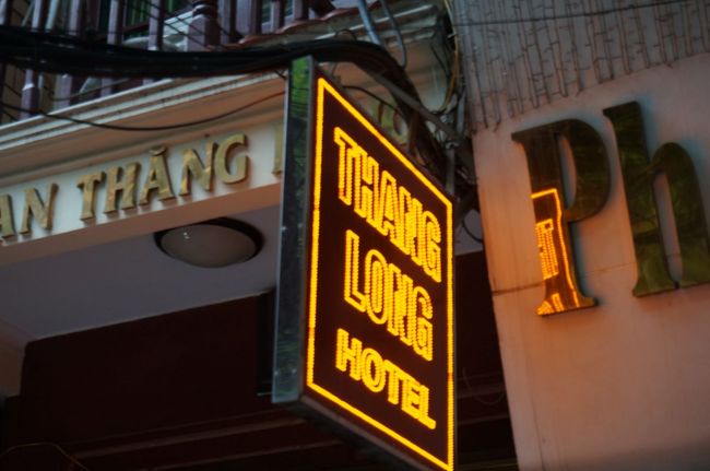 途中渋滞にはまり、１時間半ほどかかりホアンキエム湖近くのホテルに到着