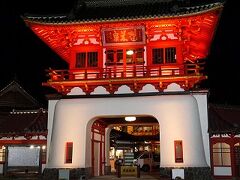 武雄温泉に寄りました。一番メジャーなここですね

元湯、蓬莱湯、鷺の湯と３つのグレードに分かれます。

元湯は最も安く石鹸などの備品はありませんが、一番温泉情緒があってレトロな空間。地元の方もガツガツ入ってくるのでふれあってください。

次が蓬莱の湯。なんですが、元湯が値上がりして400円になったのでどっちもどっちなんでしょうが…でもシャンプーなんかが置いてあるから、やっぱり未だ蓬莱の湯がうえなんでしょう。
鷺の湯(600円)は露天、サウナもついているそうです。

貸切湯の殿様湯なんかもありますね。ガイドなんかでよく見る格子の床のお風呂はシーボルトも入ったっていう殿様湯ですね。
いつか入ってみたいです。