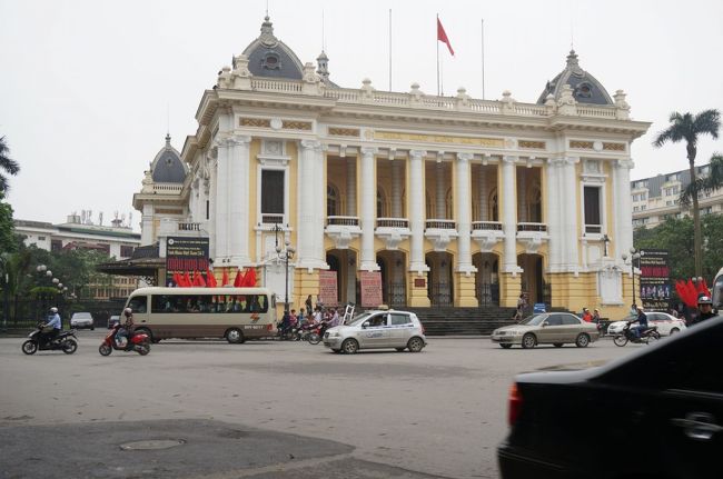 ガイドブックを広げ、自分が行きたいところを説明し、さっそく出発<br /><br />まずはオペラハウス<br /><br />外から見るだけ　中には入れず