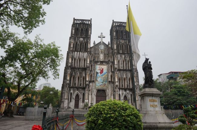 正面には、イエス様を抱いた聖母マリア像が立っている