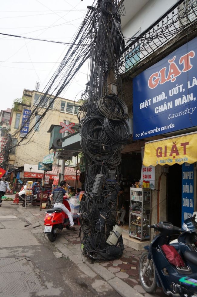 バイクは路地をすいすいと走っていく<br /><br />電柱に電線の束　タイにもこんな感じのところあったなぁ
