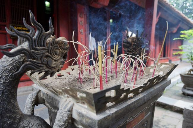 線香をあげてお参りします<br />