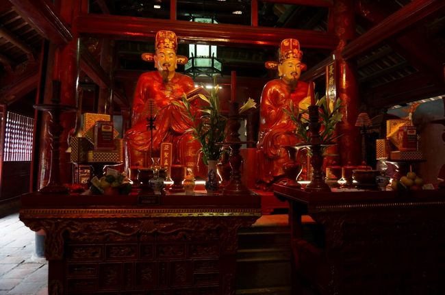 中には、ちょっと怖い感じの像が・・・・・