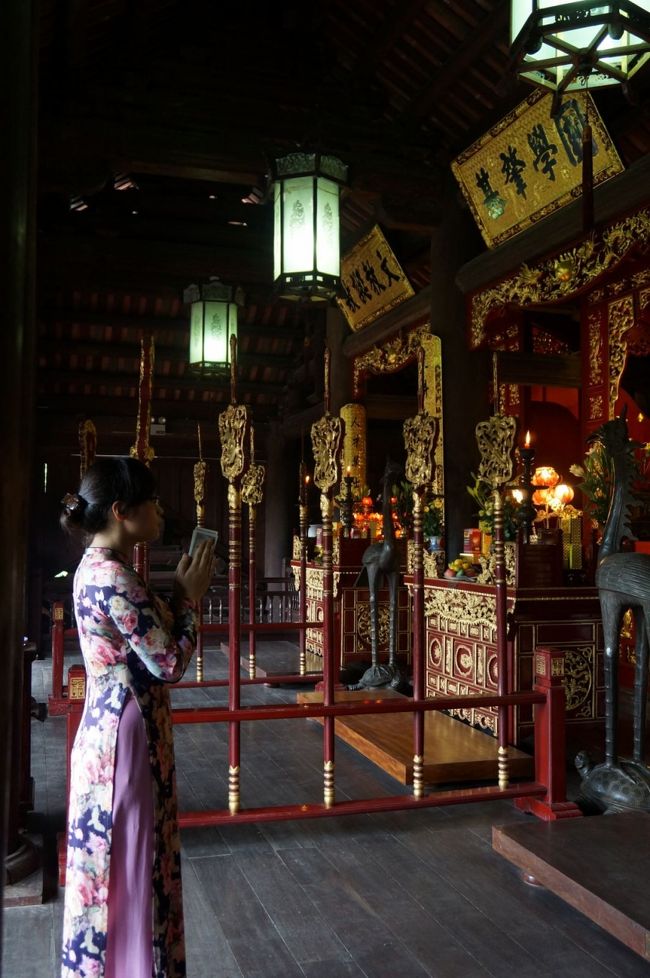 一番奥の社屋でもお参り<br /><br />アオサイを着た女性もお参り　ベトナムならでは☆<br /><br />文廟　堪能しました