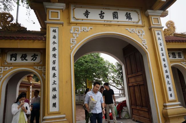 しばらくバイクを走らせてもらい、鎮国寺に到着<br /><br />ベトナム最古のお寺