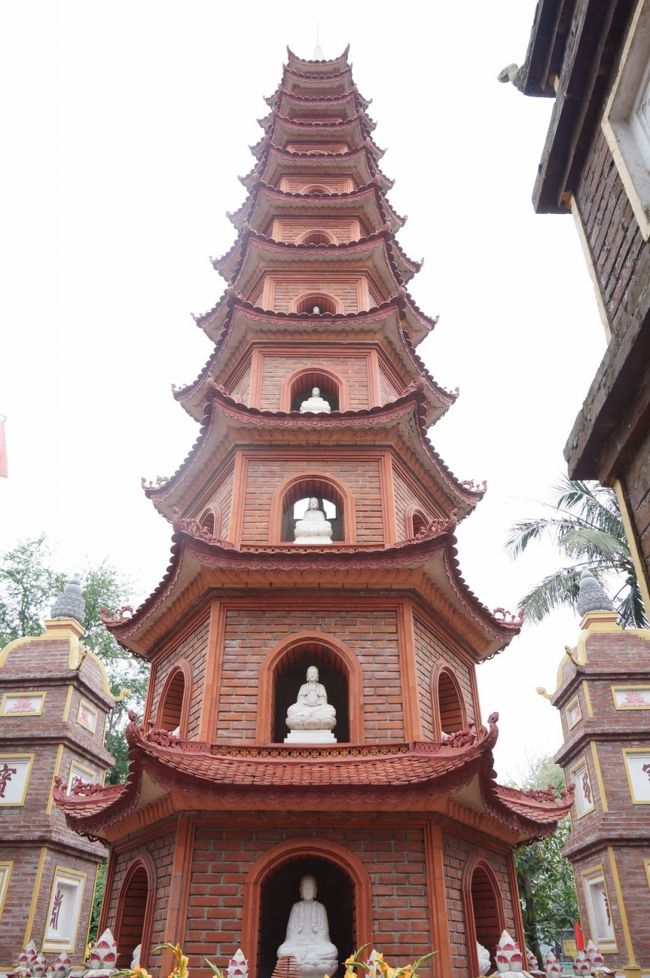 これが一番の廟だろうか<br /><br />みな熱心にお参りをしていた