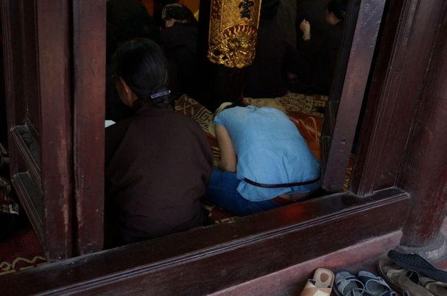 奥の本堂らしきところに行くと、ここでもみな熱心にお参りをしていた<br /><br />もちろん自分も手を合わせる