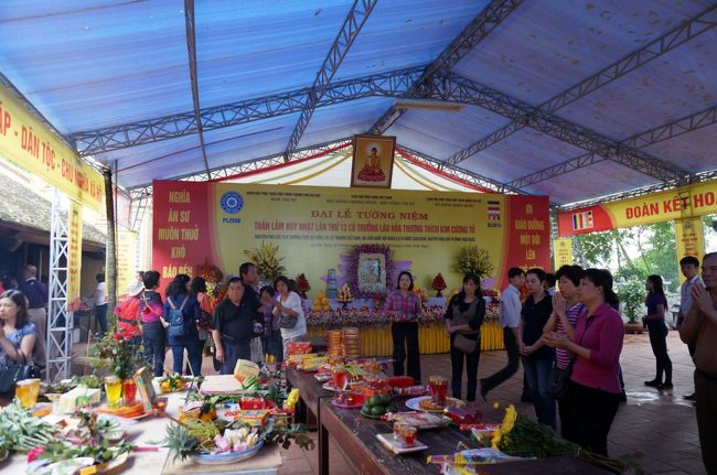 お供え物がたくさん<br /><br />台北のお寺の雰囲気がある