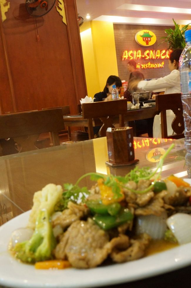 とっても親切にしてくれたので、昼食をごちそう<br /><br />何が食べたい？と聞くと「ここ」・・・・<br /><br />連れて行かれたのは、タイ料理の店でした