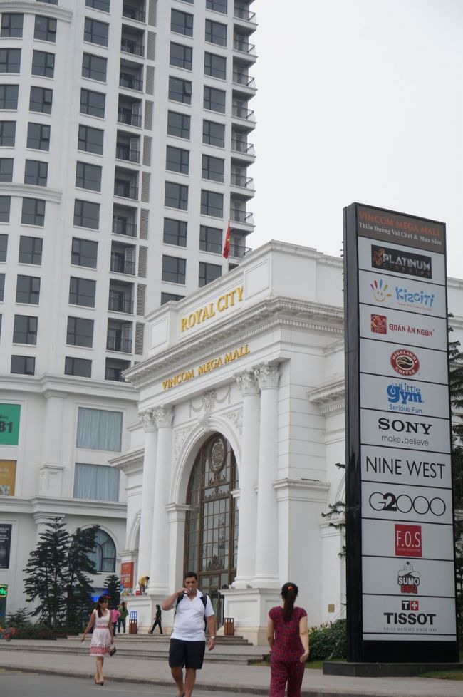 さて。。。。ハノイなんですが、お天気が今一歩<br /><br />曇り空で、太陽が顔を出しません<br /><br />そして肌寒い（ヤバ）<br /><br />前回も寒さにやられましたが、今回も・・・・<br /><br />バイタクに乗っていて、寒くなっちゃいました<br /><br />ですので、途中ショッピングモールに寄ってもらい、シャツを買うはめに！