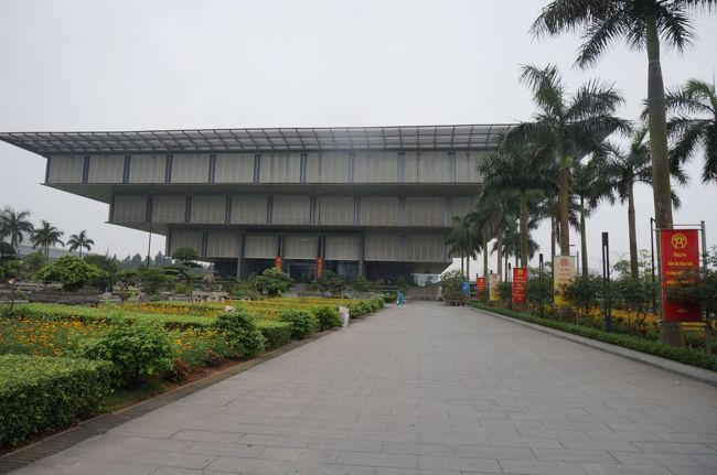 ハノイのことを知るならココ　と、バイタクの子に薦められ<br /><br />やってきたのは「ハノイ国立博物館」<br />