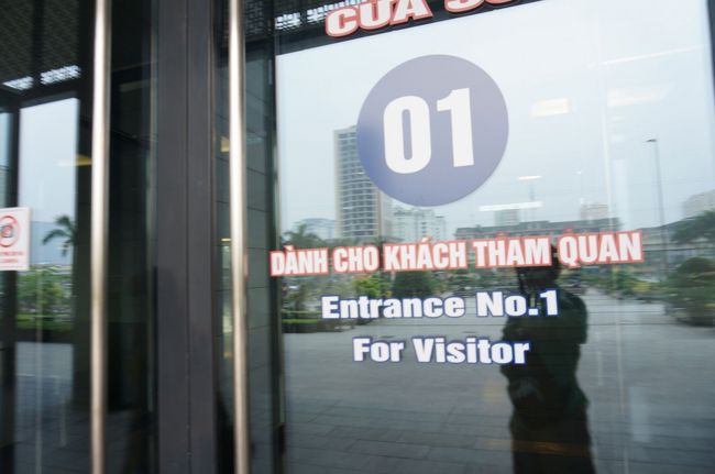 中に入ろうとすると、「撮影禁止」と言われ、外のロッカーにカメラを預けて入場<br /><br />ハノイの歴史を知るには十分すぎる・・・・とてもたくさんの展示物がありました<br /><br />これにて、市内観光終了<br /><br />バイタクの子に、ホテルまで送ってもらい、さようなら〜<br /><br />※名前聞くの忘れました・・・