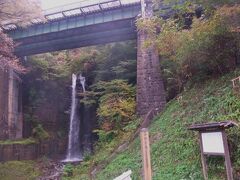 　次にやってきたのは、国道１９号線沿いにある木曽八景の一つ、「小野の瀑布」です。
　小野の滝は、高さ３０ｍ、幅１０ｍあります。この滝は、御嶽信仰行者の水行の場であったそうです。
　明治４２年から、鉄道の鉄橋が真上に架けられ、かつての面影はなくなってしまったそうですが、上松の旧蹟にかわりありません。