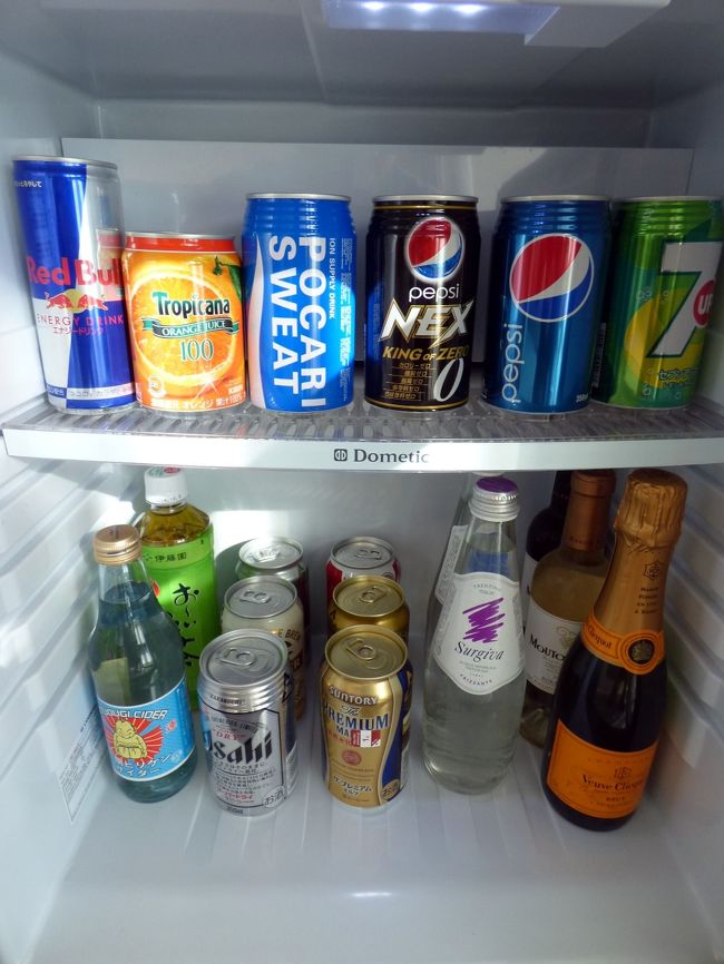 チェックアウト時伺ったのですが、海外の一部のホテルのように<br />http://4travel.jp/photo?trvlgphoto=14427866<br /><br />中のお飲み物は動かすだけで課金されてしまうシステムではないようです<br />