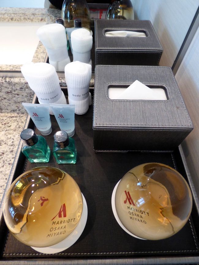 アメニティーとグラスとハンドタオル