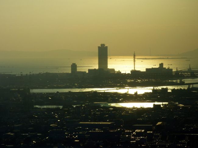 海が西日で輝きます
