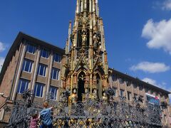 美しの泉。
男の子２人、たぶん兄弟。柵に上り、リングを回しています。