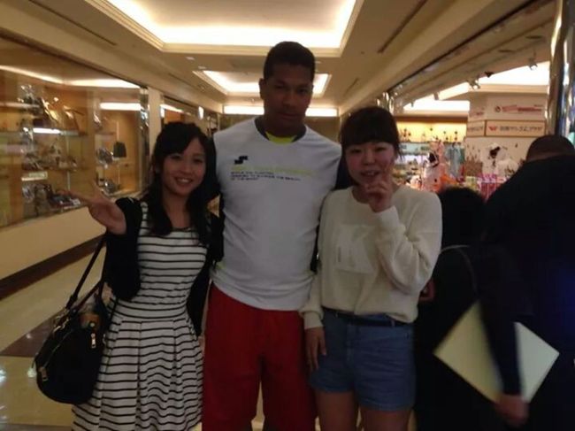 で、那覇に戻って〜<br />滞在先はロワジール那覇<br />ちょうどジャイアンツのキャンプとかぶったので<br />一緒のホテル〜♪<br /><br />偶然ロペスがいて写真とってくれたー！<br />「ピクチャ！ピクチャ！」ってね 笑