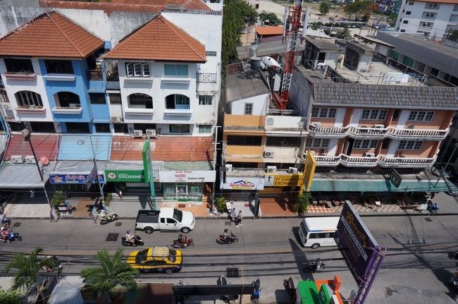 ４月３０日夜　バンコク入りしました<br /><br />友人二人を合わせ３人で集合して、飲みに行きました<br /><br />いつものところだったので、バンコクでの写真はありません・・<br /><br />この写真は翌日、パタヤに移動し、宿泊先のホテルから撮ったものです