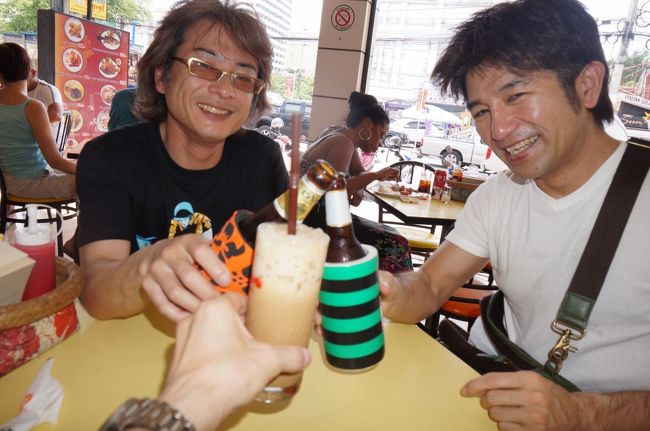 昼食兼夕食<br /><br />近くの食堂で乾杯！！！！！<br /><br />むかって右の友人は、途中まで私と一緒にベトナム<br />その後一人でタイにわたり、地方都市を転戦<br /><br />むかって左の友人は、最初からバンコクで飲み歩きをしていました