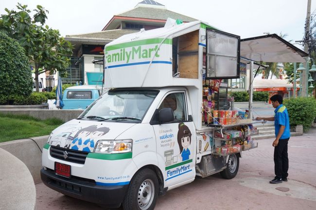 昼間に見かけた「移動式ファミマ」<br /><br />思わず写真撮っちゃいました