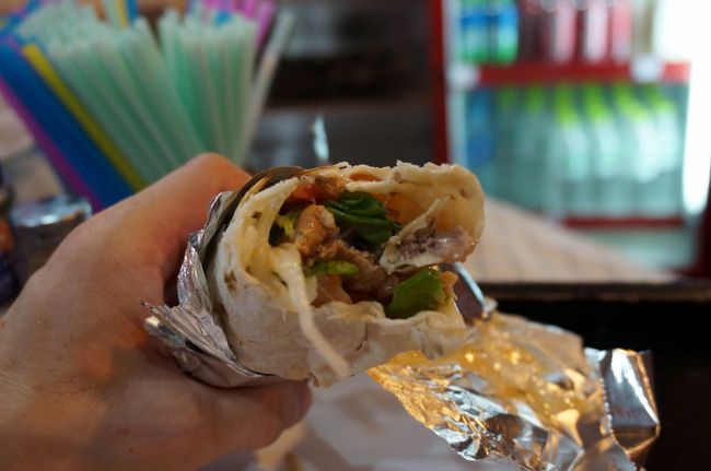 ほとんどのお店は、「チキン」しかないのだが、このお見せには「マトン」がある<br /><br />チキン＋マトンのミックスで勝負！<br /><br />