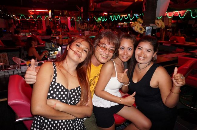 女の子たちと、明るく楽しく<br /><br />イェ〜〜〜〜イ