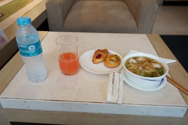 出国を済ませ、ラウンジにて朝食