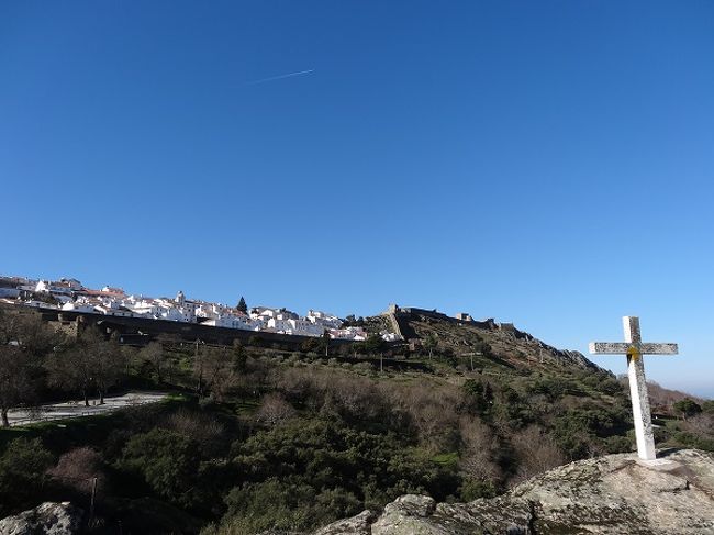 山を登って行くと城壁に囲まれた村が見えてきます。