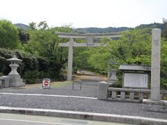 (6)隠岐神社の入り口です。
駐車場は道路の反対側にあります。
