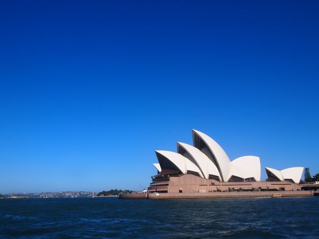 シドニーハーバーからオペラハウス<br /><br />名高い「世界三大がっかりスポット」は確かに思ってたよりちょいと小ぶり