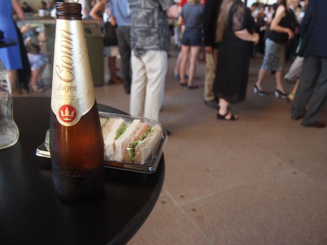 唯一事前に購入しといたオペラのチケットも行方不明になったスーツケースの中に<br /><br />こりゃ説明に手間取りそうだな…と覚悟してたら宿のおっちゃんが先回りしてチケットボックスに連絡してくれててすんなり再発券<br /><br />幸先いいや！と口当たりさっぱり大好きクラウンラガーと共に開演前に腹ごしらえ