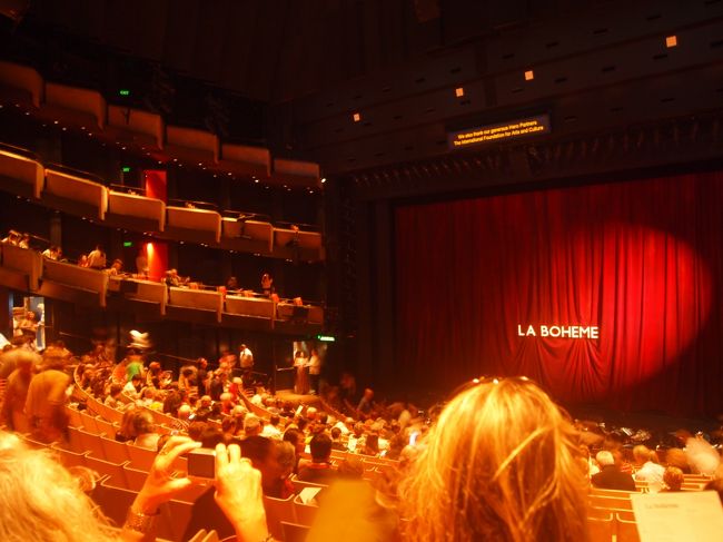 こう見えて（見えてないけど）クラシック大好きで現役アマチュアオーケストラ団員の自分ですがオペラは割と門外漢<br /><br />でも折角オペラハウスだし…と事前に予習のうえで今宵はプッチーニの名作「ラ・ボエーム」<br /><br />ざっくり言えば結核にかかったヒロインとその恋人の悲しき愛の物語（割愛しすぎ）