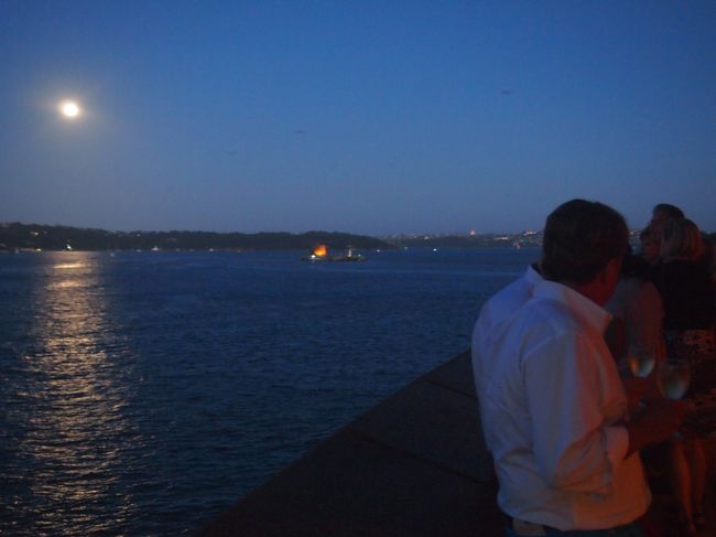 幕間にいちびって豪州自慢の赤ワインを！と頼んだらまさかのすりきり一杯注がれ升の日本酒状態<br /><br />ご機嫌度倍増させつつ他のお客様に倣ってバルコニーに<br /><br />満月を映すシドニーハーバーで風に吹かれて一人ご満悦