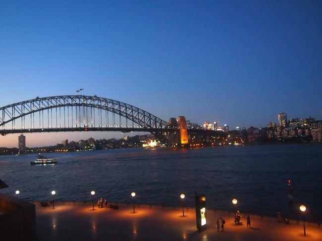 イタリア語のオペラの対訳が英語で頭上に流れるわけですが拙い語学力で必死に聞いて見て感じて受け止めた結果…物語に入り込み過ぎて「ミミ！嗚呼！ミミ！！」と滝の如く感涙して両脇のオージーのおばあちゃんに「大丈夫？？」と案じられる