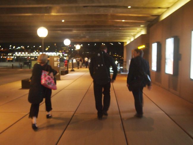 余韻に浸りオペラハウスを後にすると客より先にとっとと撤収するオーケストラの面々<br /><br />古今東西ありがちな光景