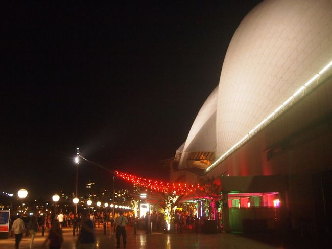 終演してもオペラハウス周辺の熱気はさめやらず<br /><br />どころかロックやジャズの音色で更にヒートアップ