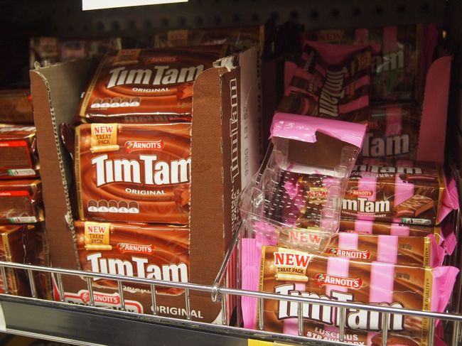ばらまきお菓子はご当地チョコのTimTam<br /><br />まさかの勝手に開封試食済みのTimTamがそこかしこに…大らか豪州<br /><br />特に何の用事もなく来ちゃったシドニーでしたが今回も結果的に飲んで食って脱いで笑って泣いてまた飲んでとディープな日々で大満足