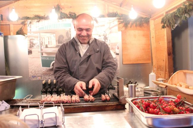 いいにおいの串焼き屋さん。<br /><br />この機材は日本製でパリで買ったんだそうです。
