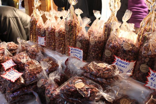 マルシェ・ド・ノエルに行くとお約束のアーモンドのカラメリゼ。