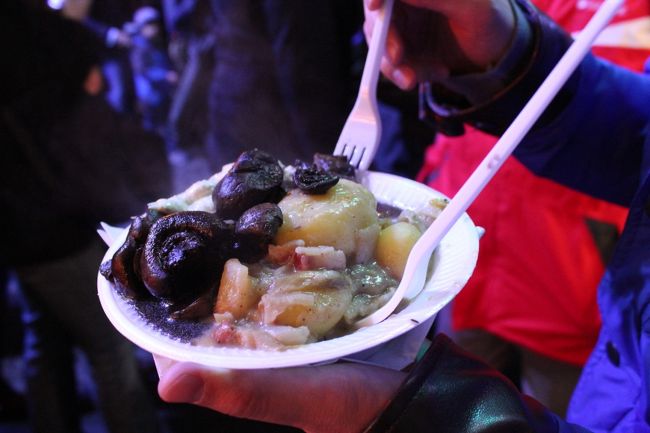 シャンピニオンとじゃがいものハーフ＆ハーフ。一皿で2度おいしくてお得だわーと思ってたら…じゃがいもの味が個性的でちょっと後悔。