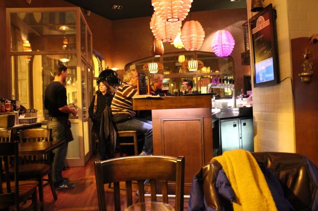 寒くてたまらなくてサン・カトリーヌ広場近くにあるGrimbergen Cafeに避難。20時でしたが飲み物だけでも大丈夫でした。<br /><br />いつ来てもそっけない店員さんが多いけど、お店の雰囲気が好き。